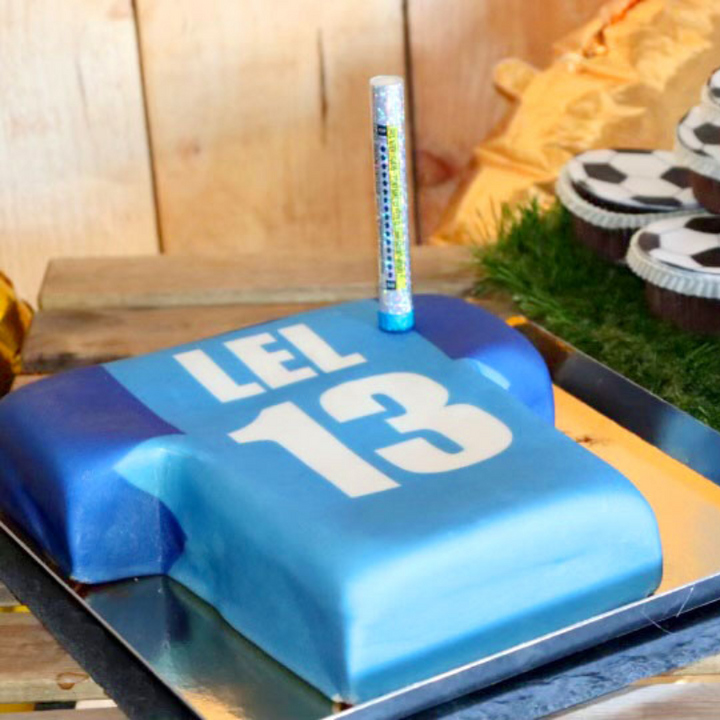 Fußballtrikot-Torte, blau mit dunkelblauen Ärmeln