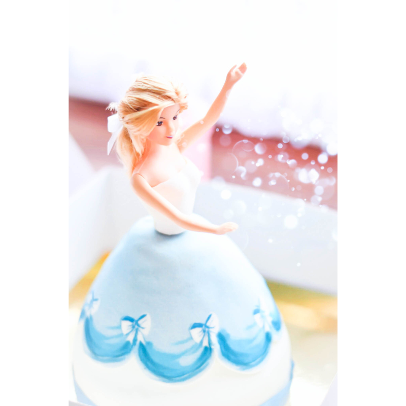 Puppenprinzessin-Torte mit blauem Kleid