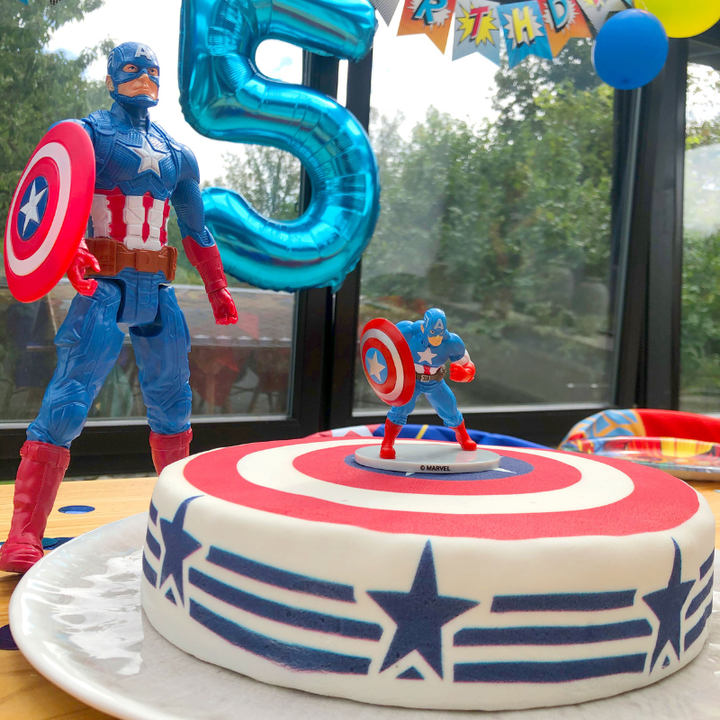 Captain America® auf Stars-and-Stripes-Torte