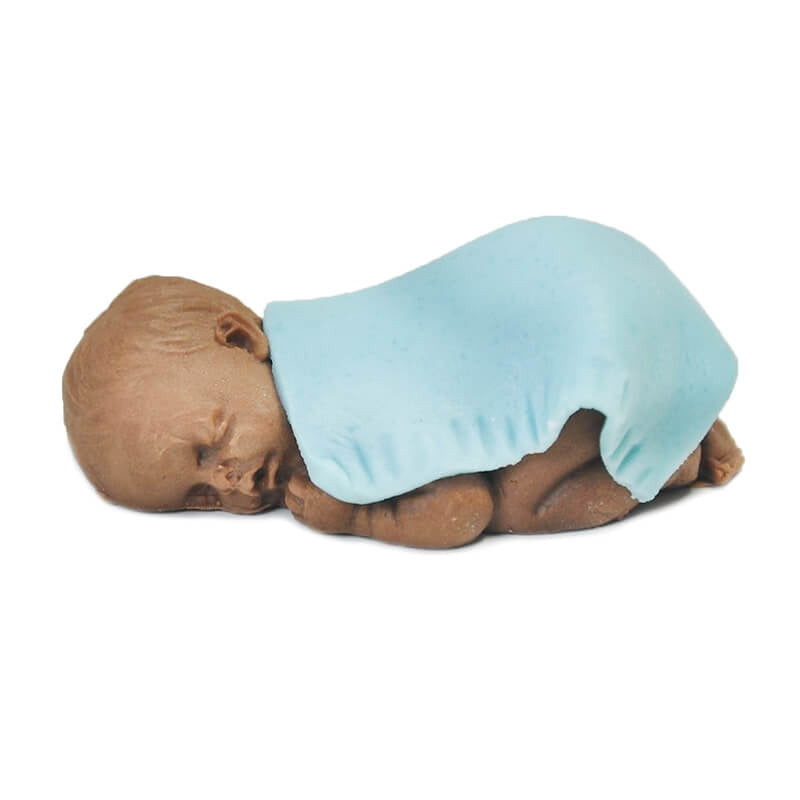 Dunkelhäutiges Marzipan-Baby mit Decke, blau