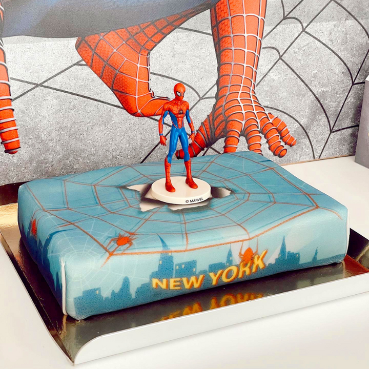 Spider-Man® auf Spinnennetz über New York -Torte