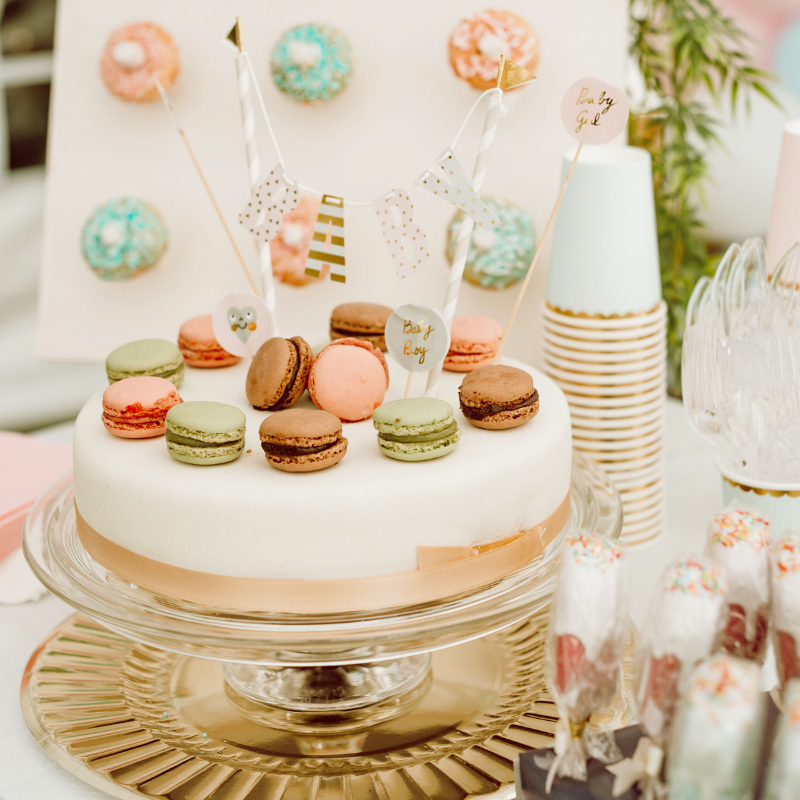 Weiße Torte mit Tortenband