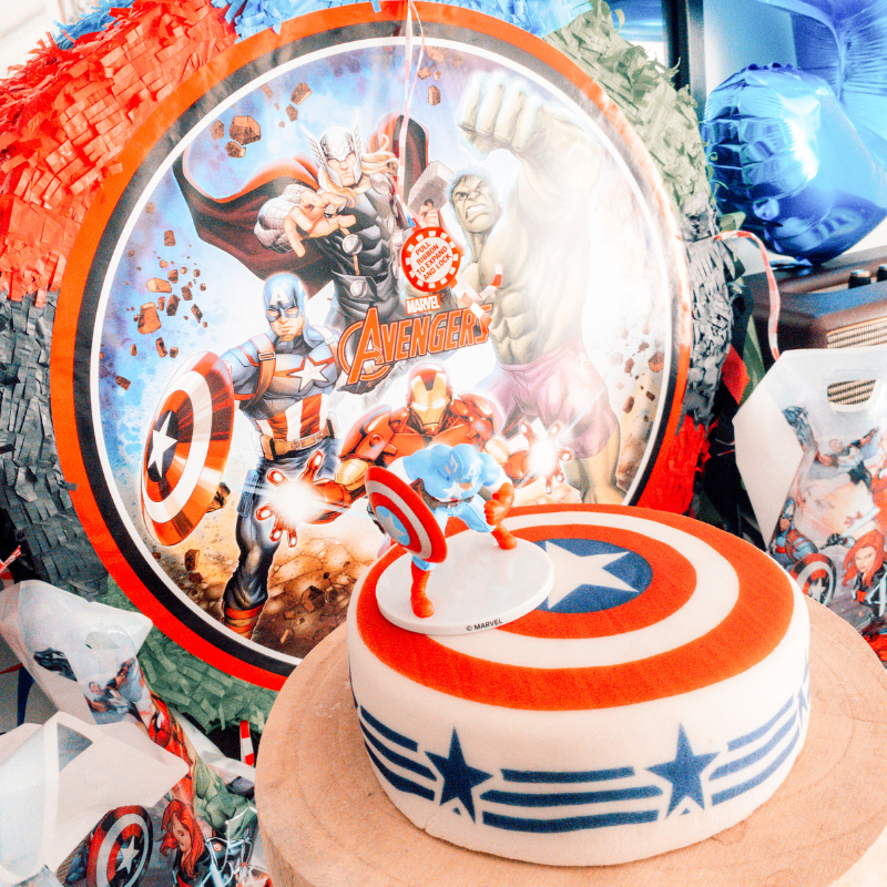 Captain America® auf Stars-and-Stripes-Torte