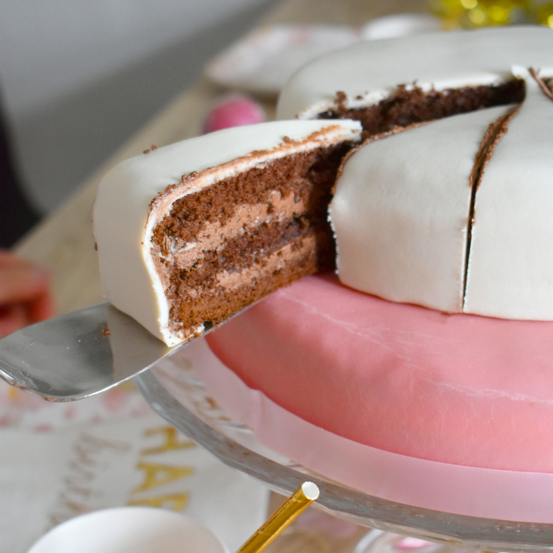 Weiße Torte mit Tortenband