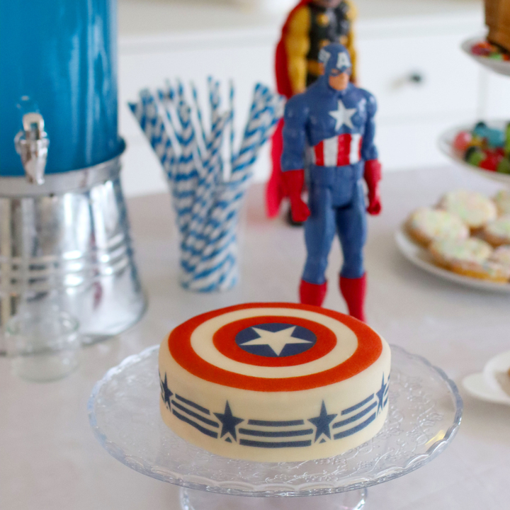 Captain America® auf Stars-and-Stripes-Torte