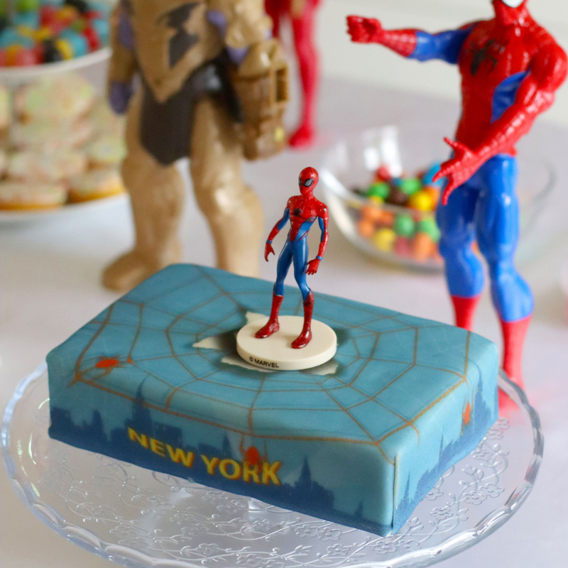 Spider-Man® auf Spinnennetz über New York -Torte