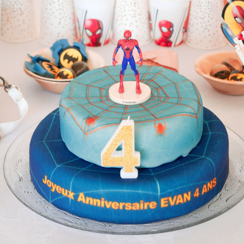 Spider-Man® auf zweistöckiger Spinnennetz-Torte mit Band