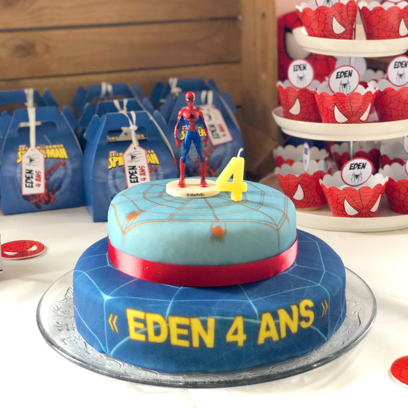 Spider-Man® auf zweistöckiger Spinnennetz-Torte mit Band