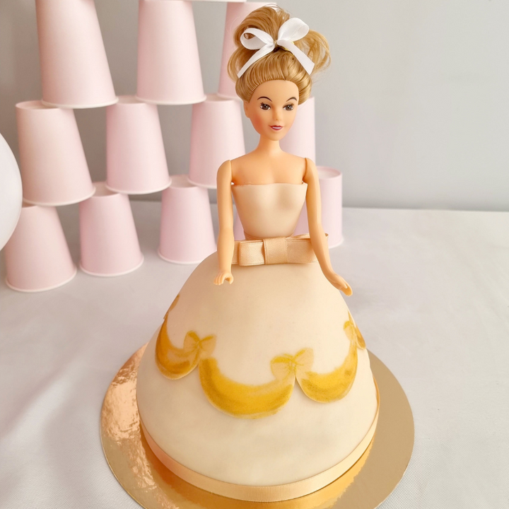 Puppenprinzessin-Torte mit goldenem Kleid