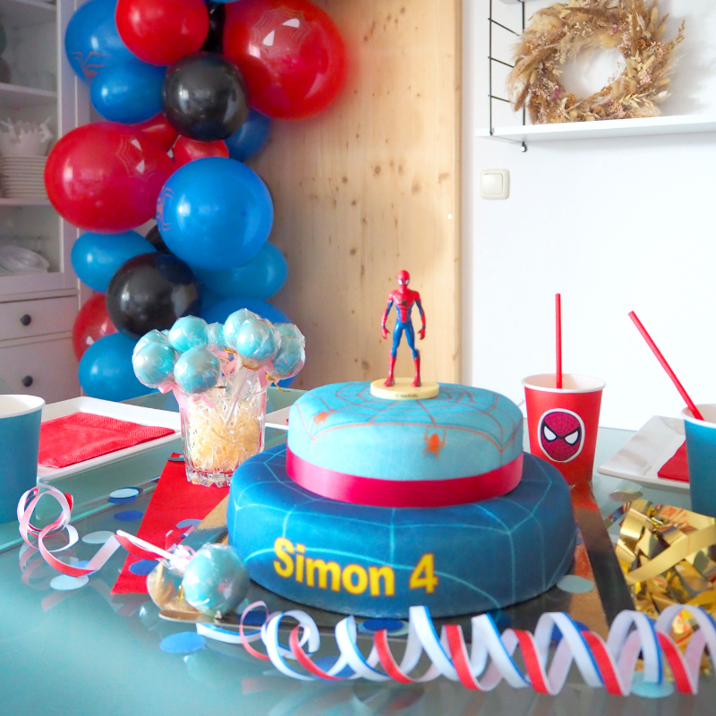 Spider-Man® auf zweistöckiger Spinnennetz-Torte mit Band