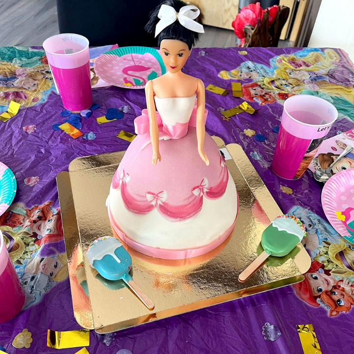 Puppenprinzessin-Torte mit rosa Kleid