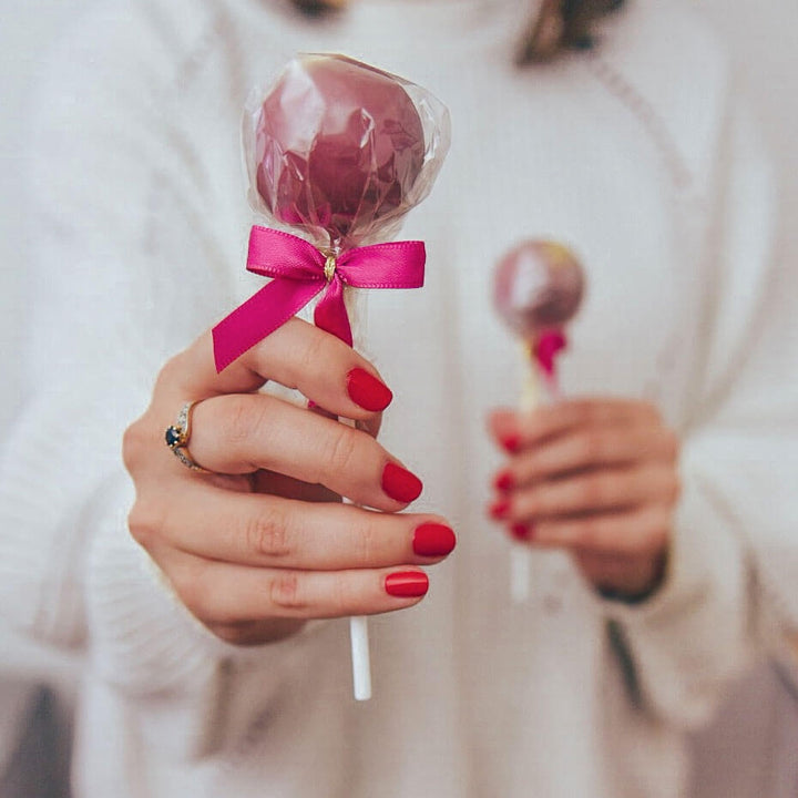 Cake-Pops mit Ruby-Schokolade (12 Stück)