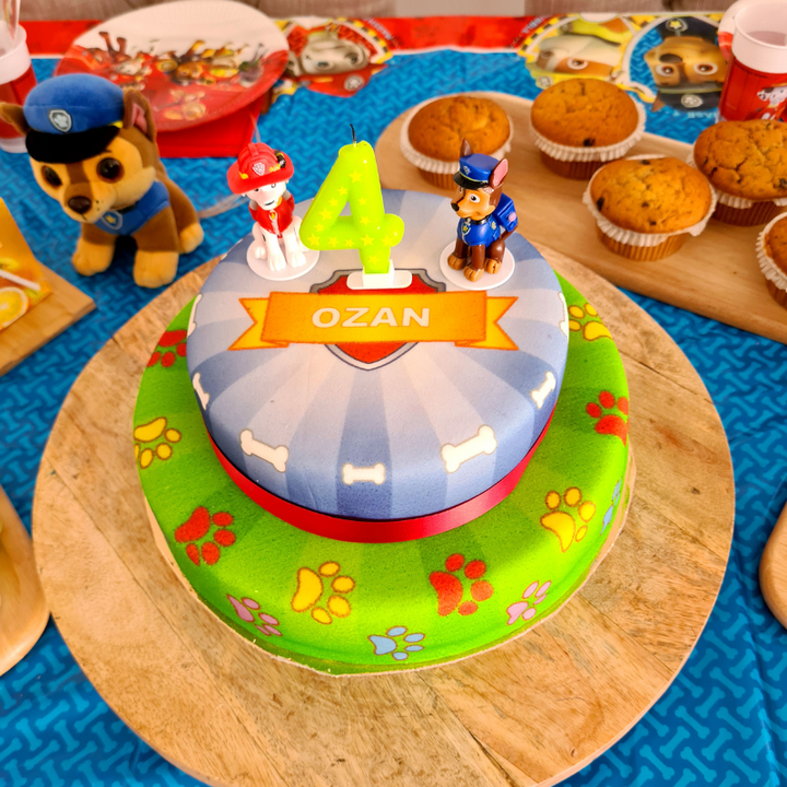 Chase und Marshall aus PAW Patrol® auf zweistöckiger Hundehelden-Torte