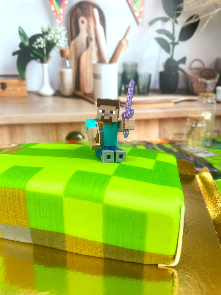 Minecraft®-Figur auf Spielewelt-Torte