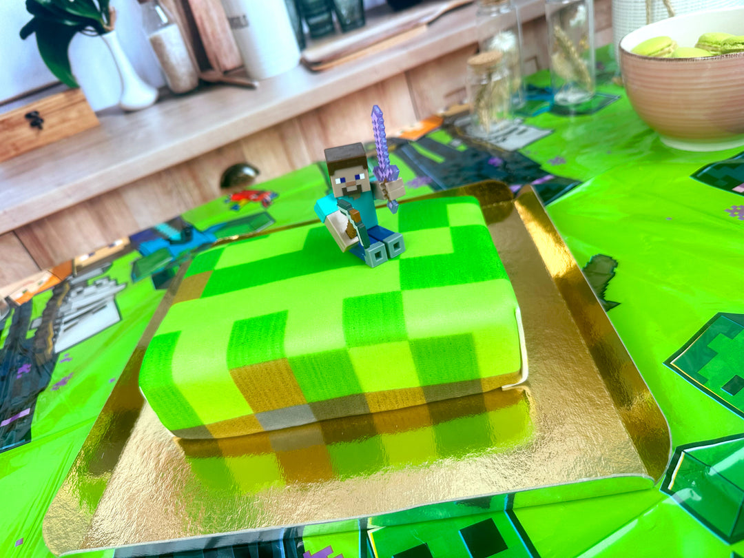 Minecraft®-Figur auf Spielewelt-Torte