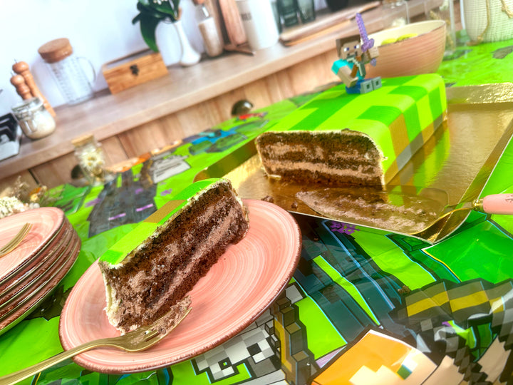 Minecraft®-Figur auf Spielewelt-Torte
