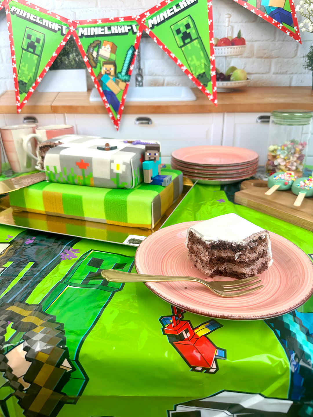 Minecraft®-Figur auf zweistöckiger Spielewelt-Torte