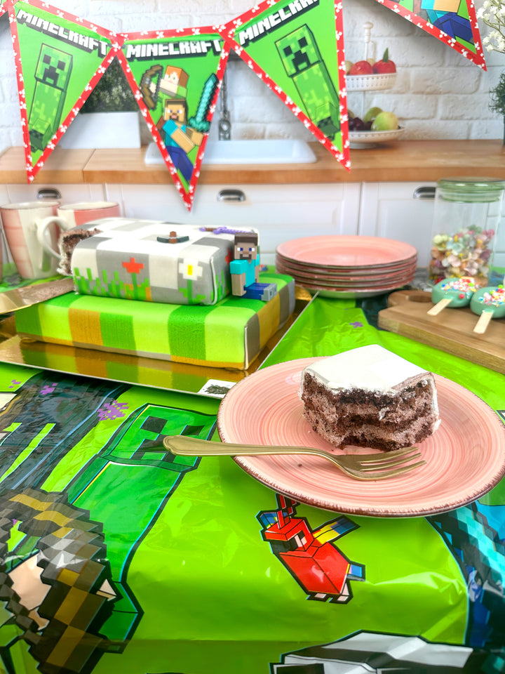 Minecraft®-Figur auf zweistöckiger Spielewelt-Torte