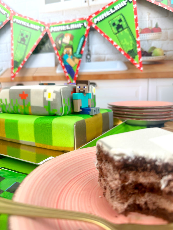 Minecraft®-Figur auf zweistöckiger Spielewelt-Torte