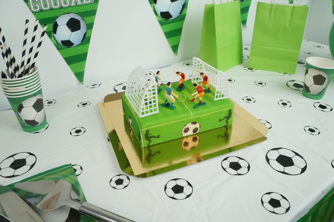 Fußballfeld-Torte mit Fußballern