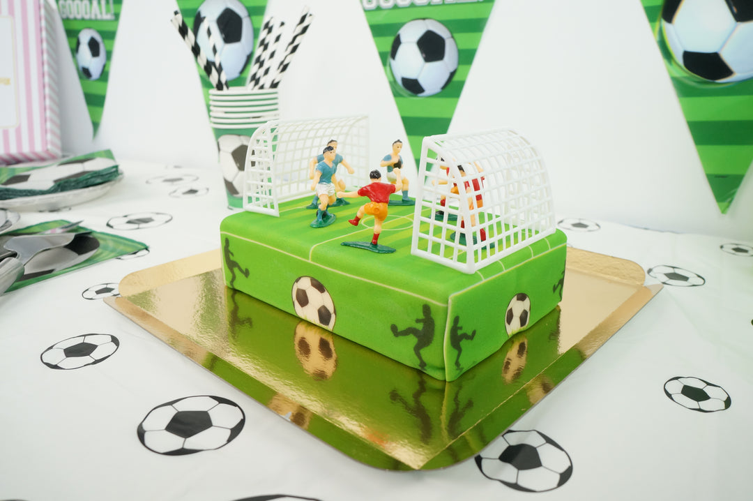 Fußballfeld-Torte mit Fußballern
