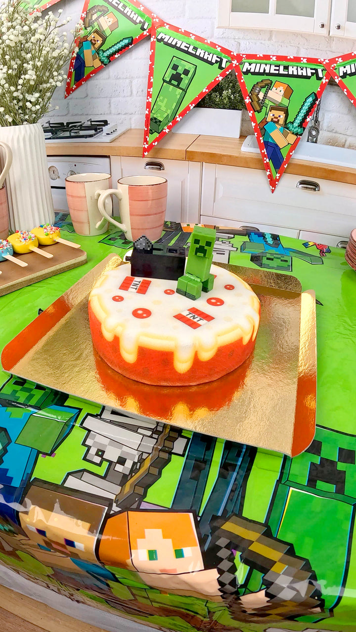 Minecraft®-Figur auf runder TNT-Torte
