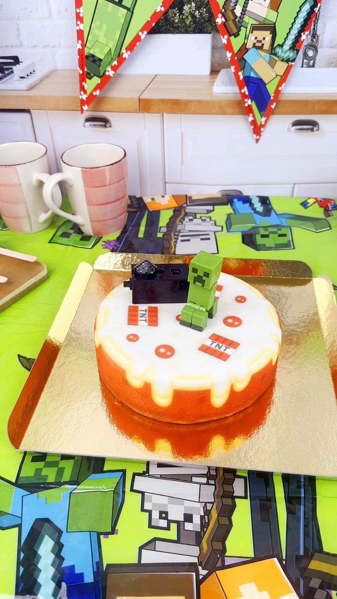 Minecraft®-Figur auf runder TNT-Torte