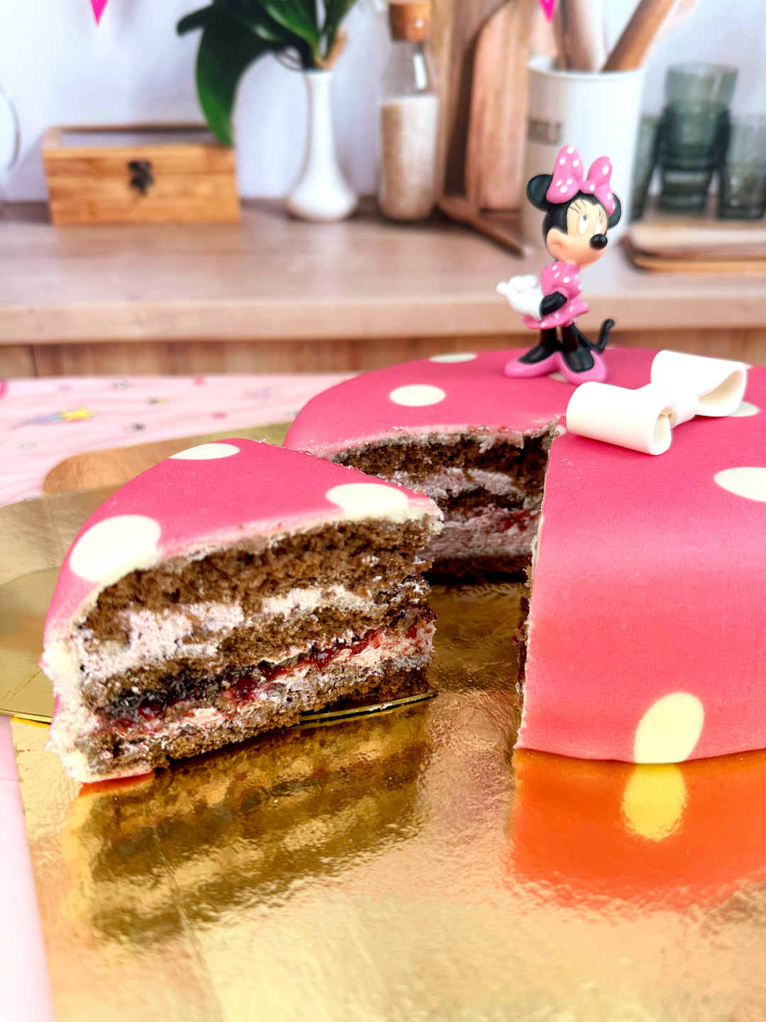 Minnie® Maus auf Punkte-Torte mit Band