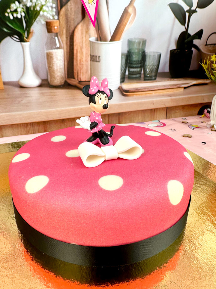 Minnie® Maus auf Punkte-Torte mit Band