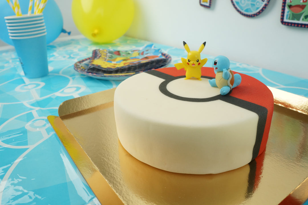 Pokémon®-Figur auf Spielball-Torte
