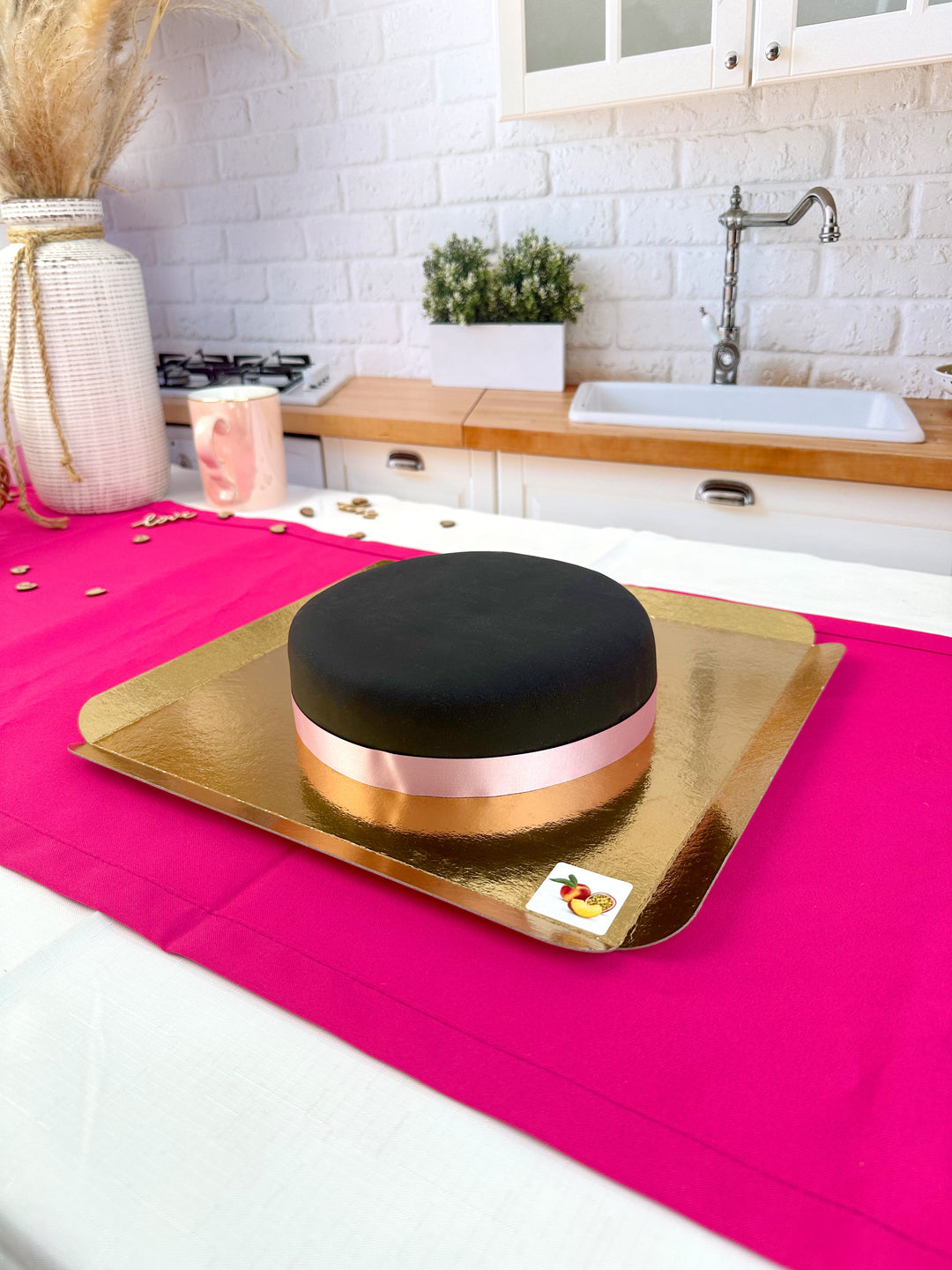 Schwarze Torte mit Tortenband