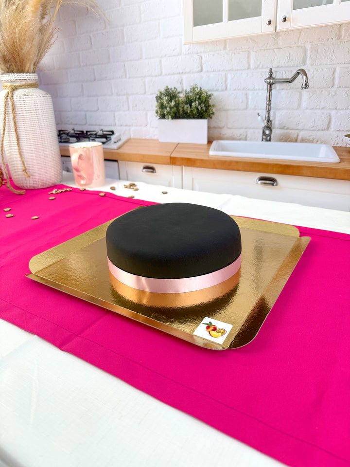 Schwarze Torte mit Tortenband