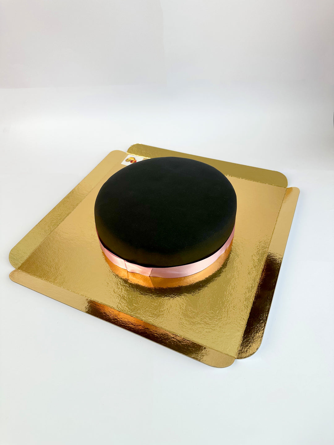 Schwarze Torte mit Tortenband