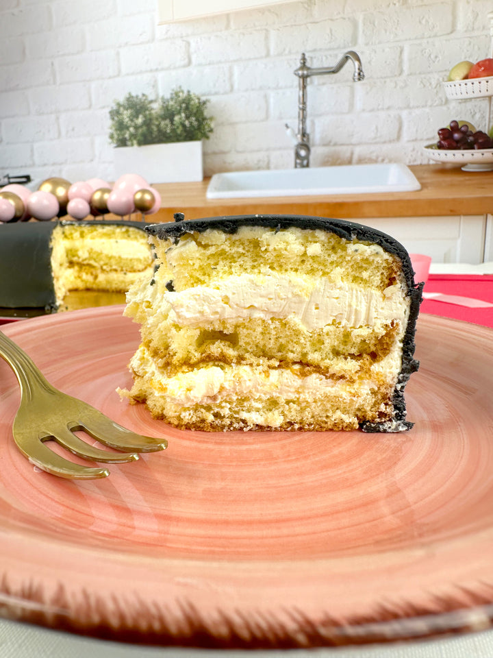 Schwarze Torte mit Tortenband