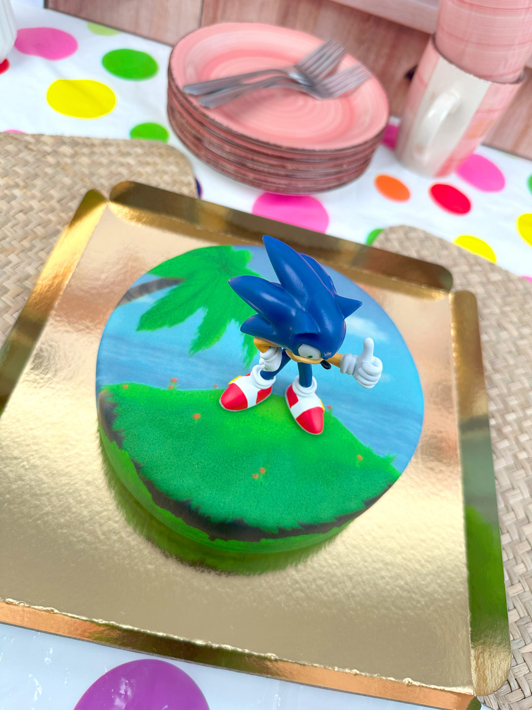 Sonic® Figur auf Insel-Torte