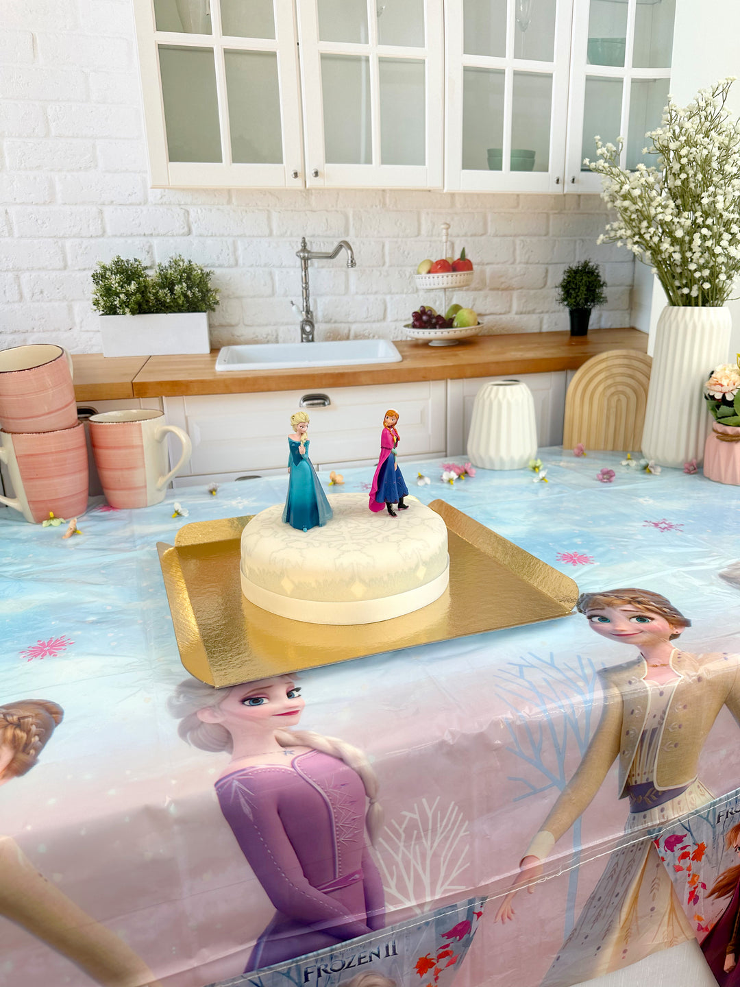 Anna und Elsa von die Eiskönigin® auf Schneeflocken-Torte