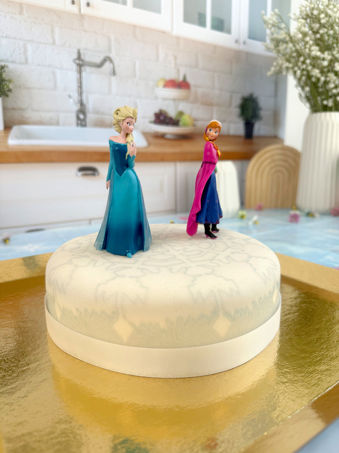 Anna und Elsa von die Eiskönigin® auf Schneeflocken-Torte