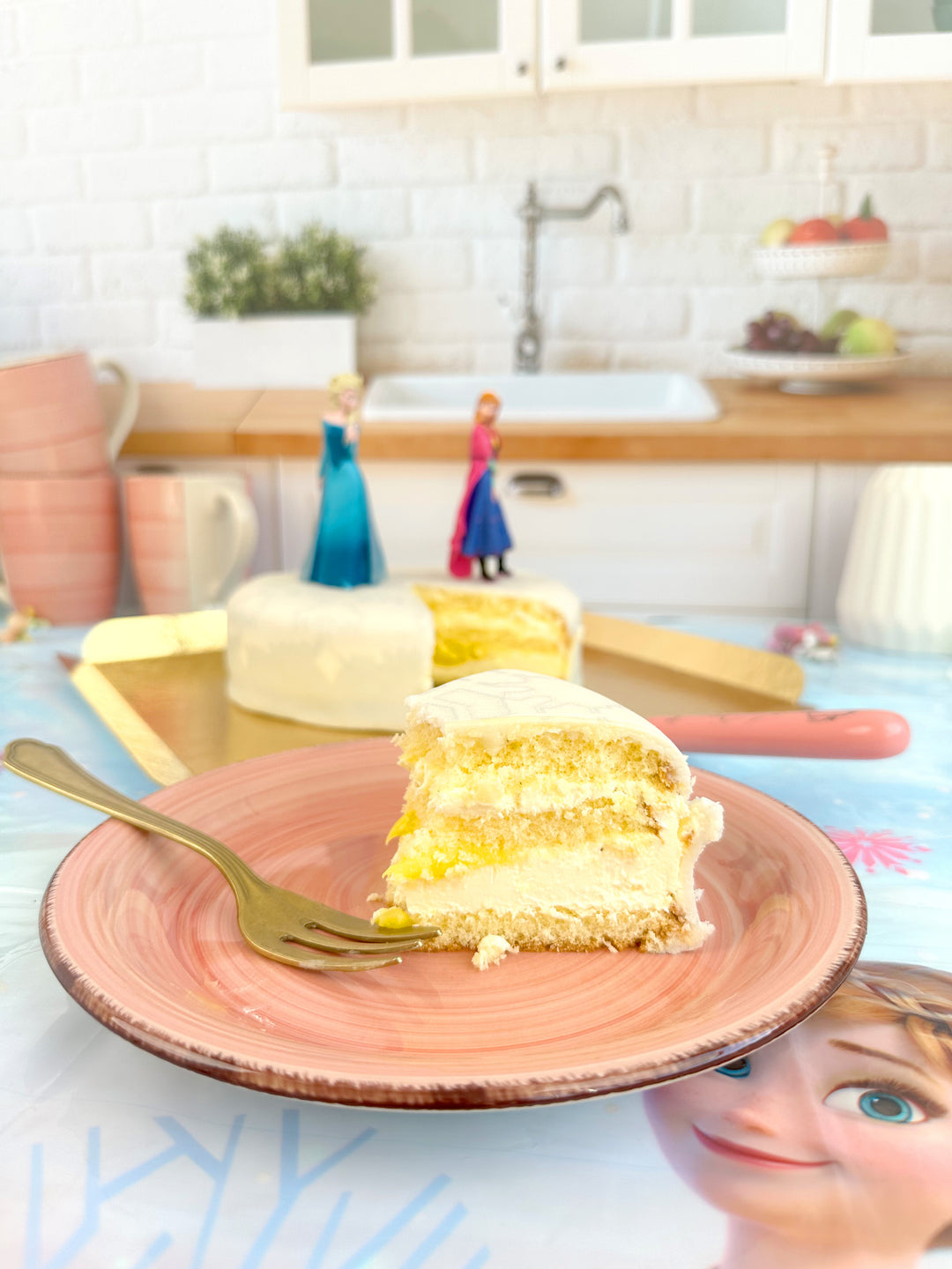 Anna und Elsa von die Eiskönigin® auf Schneeflocken-Torte