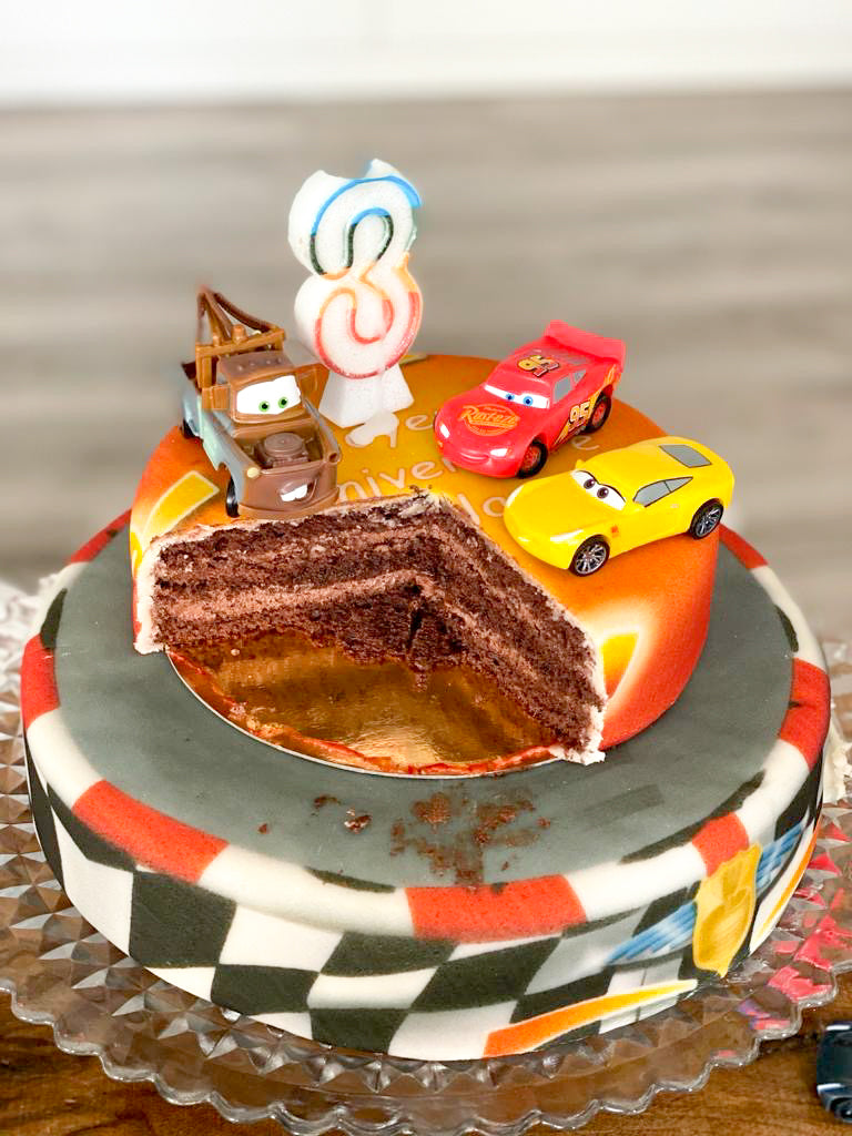 Cars® 2 - Lightning McQueen, Hook und Miss Fritter auf zweistöckiger Rennstrecke-Torte mit Band