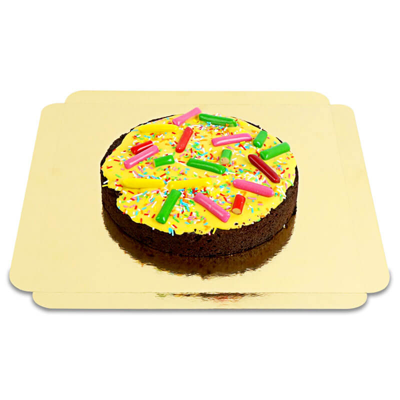 Brownie-Torte mit Kaubonbon-Deko