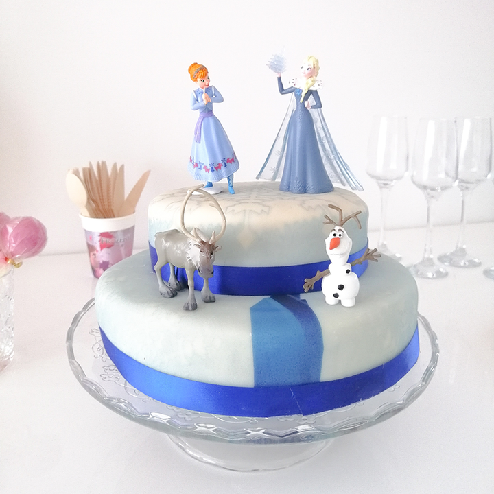 Die Eiskönigin® Elsa, Schwester Anna & Olaf Figuren auf 2-stöckiger Schneeflocken-Torte