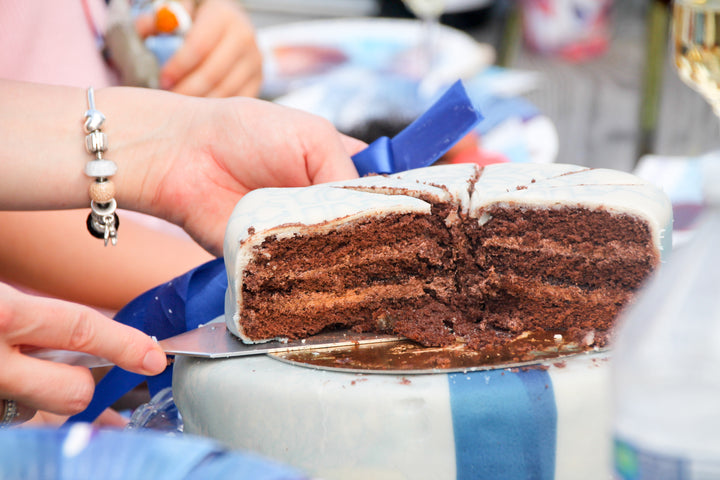 Die Eiskönigin® Elsa, Schwester Anna & Olaf Figuren auf 2-stöckiger Schneeflocken-Torte