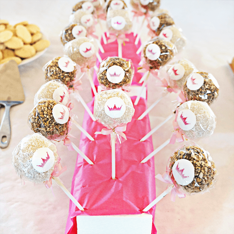 12 Cake-Pops mit Logo, Hasel- und Kokosnuss