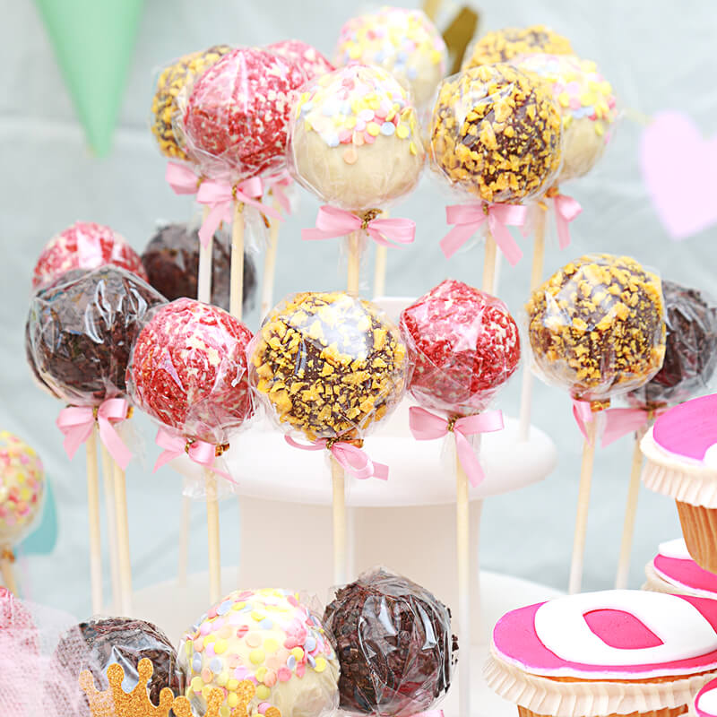 12 Cake-Pops mit Logo, Orange- & Erdbeer-Crisp