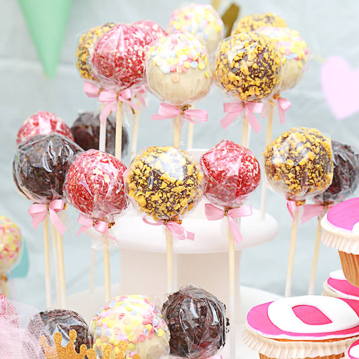 12 Cake-Pops mit Logo, Orange- & Erdbeer-Crisp