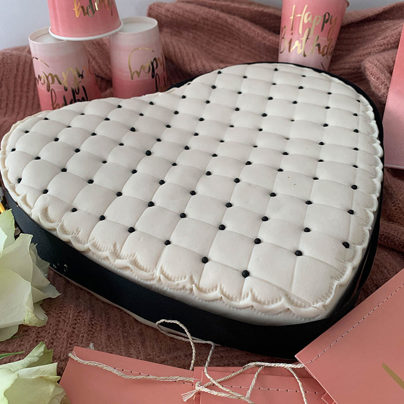 Deluxe Valentinstagstorte in Herzform, schwarz&weiß