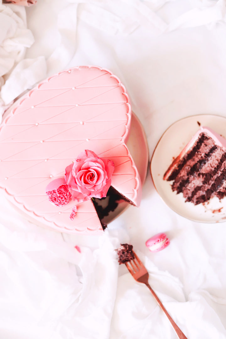 Pinke Deluxe Valentinstagstorte in Herzform - doppelte Höhe