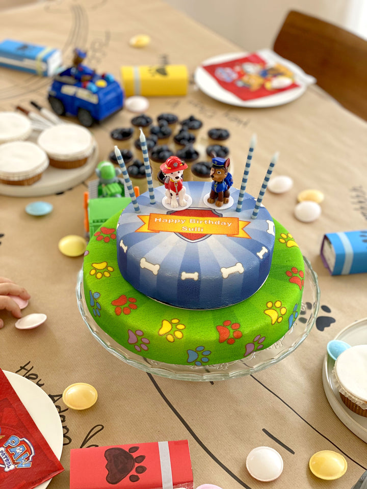 Chase und Marshall aus PAW Patrol® auf zweistöckiger Hundehelden-Torte