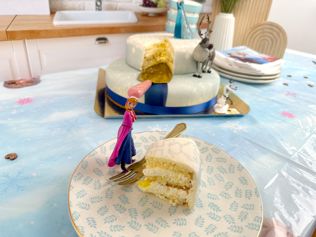 Die Eiskönigin® Elsa, Schwester Anna & Olaf Figuren auf 2-stöckiger Schneeflocken-Torte