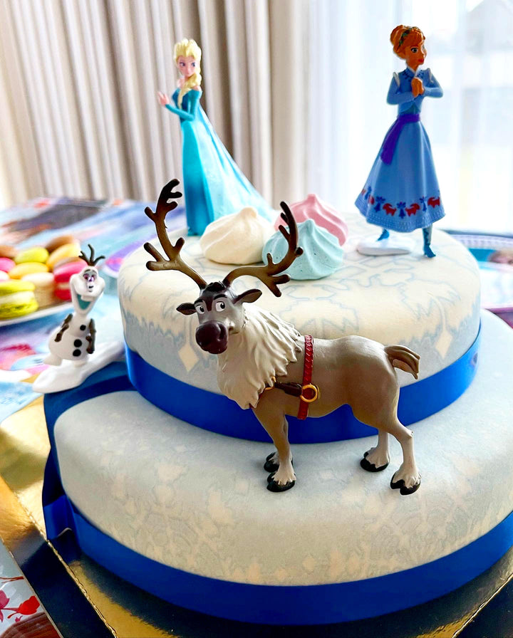 Die Eiskönigin® Elsa, Schwester Anna & Olaf Figuren auf 2-stöckiger Schneeflocken-Torte